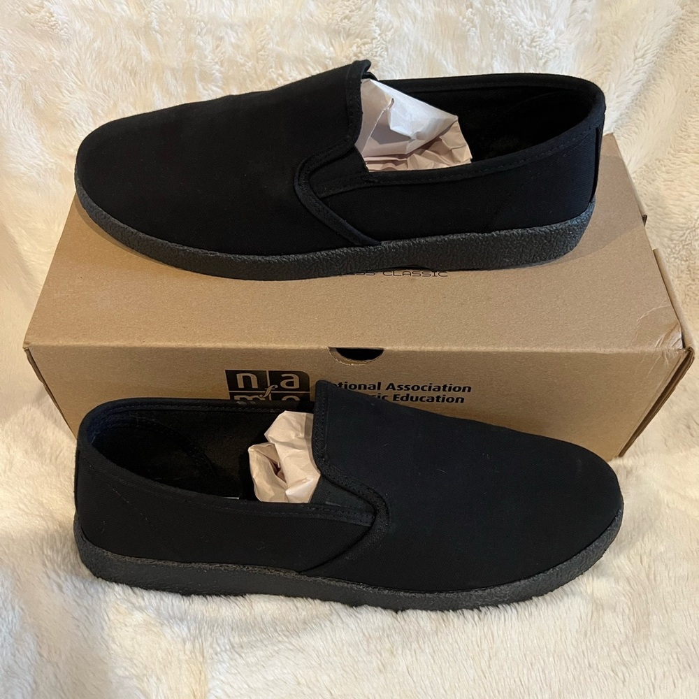 Kingston wino slip ons. Men’s size 13. Never worn. New in box. Black